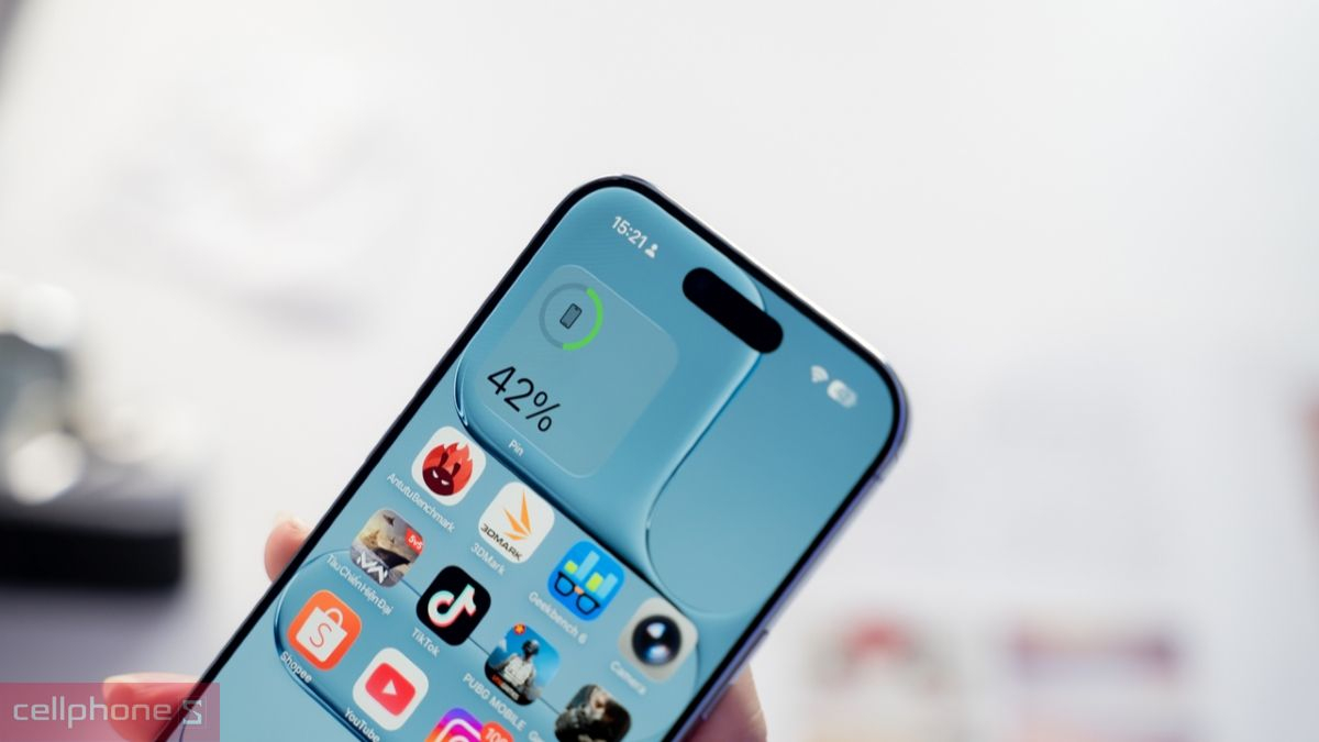 Pin dùng đến 27 giờ, sạc nhanh 50% trong 30 phút