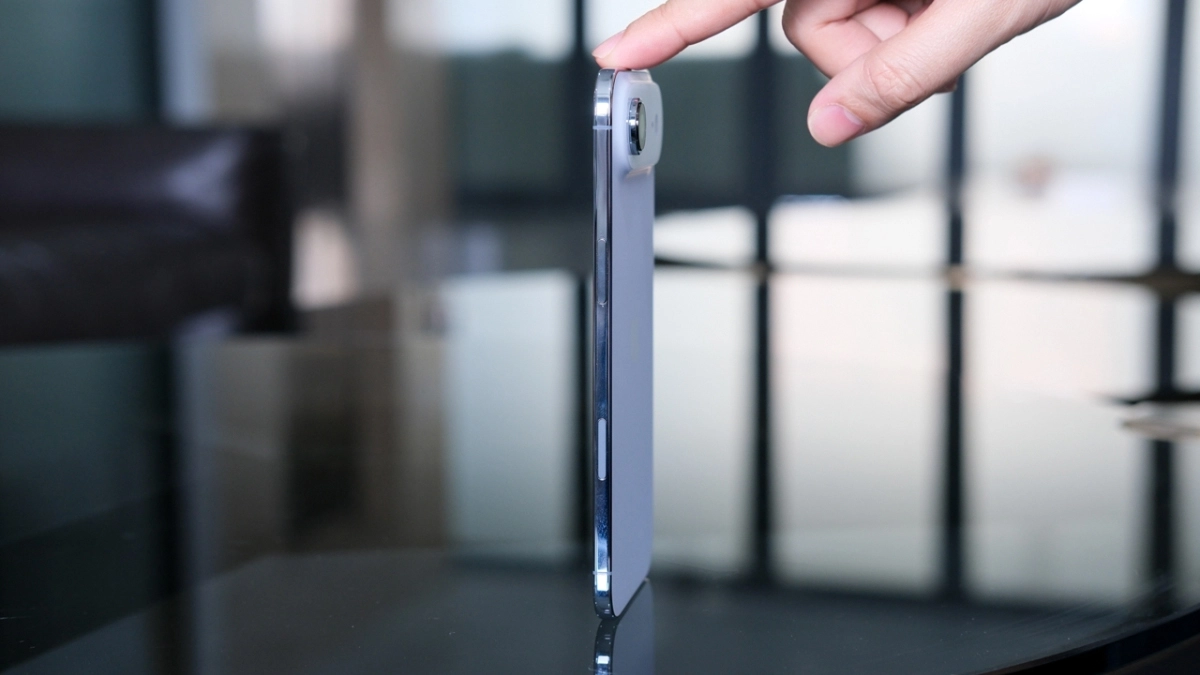 iPhone Air có thân máy mỏng nhẹ, cầm nắm thoải mái khi dùng cả ngày