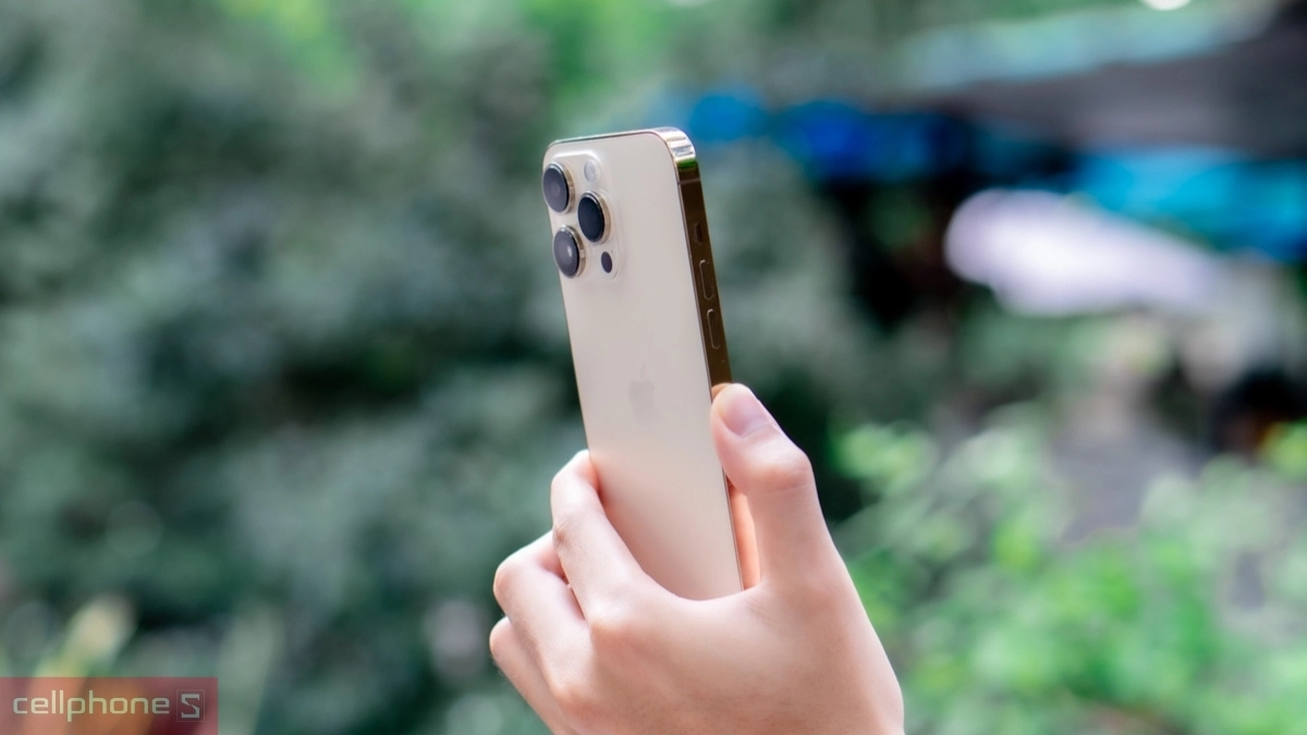 iPhone 14 Pro Max cho cảm giác cầm nắm ổn định