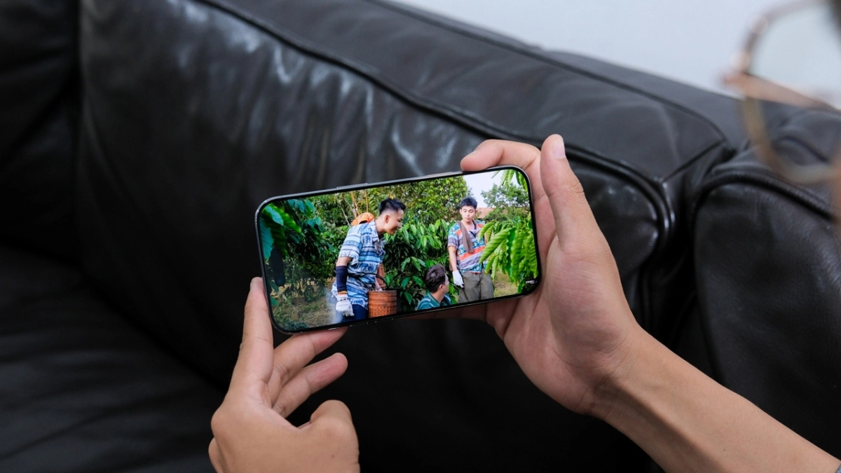 iPhone Air có thân máy mỏng nhẹ, cầm xem video thoải mái hơn