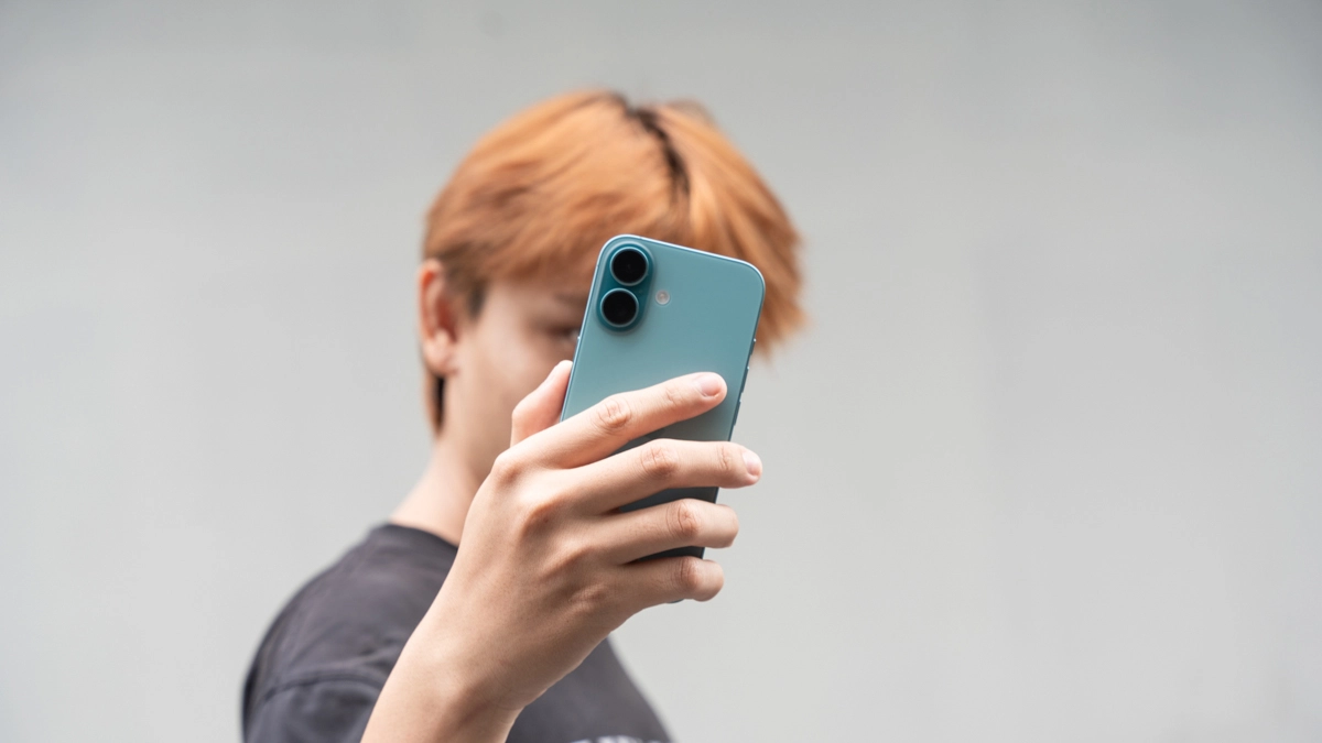 iPhone tiêu chuẩn phù hợp nhắn tin, lướt mạng xã hội suốt cả ngày