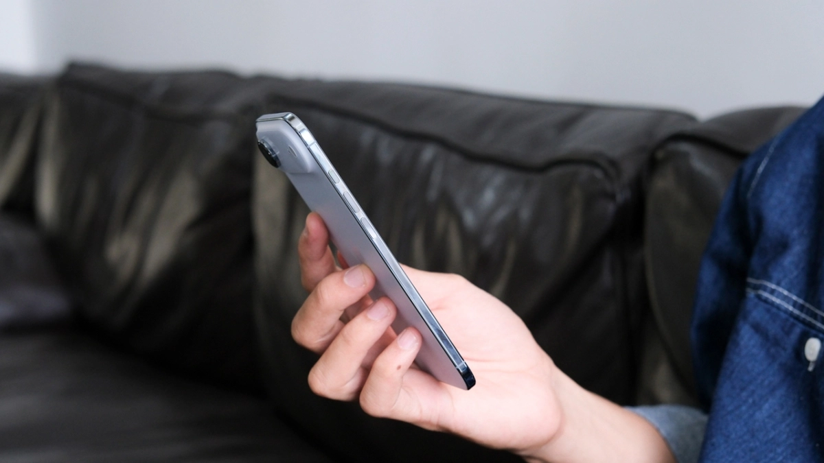 iPhone Air thân máy mỏng, gọn nhẹ khi cầm nắm cả ngày