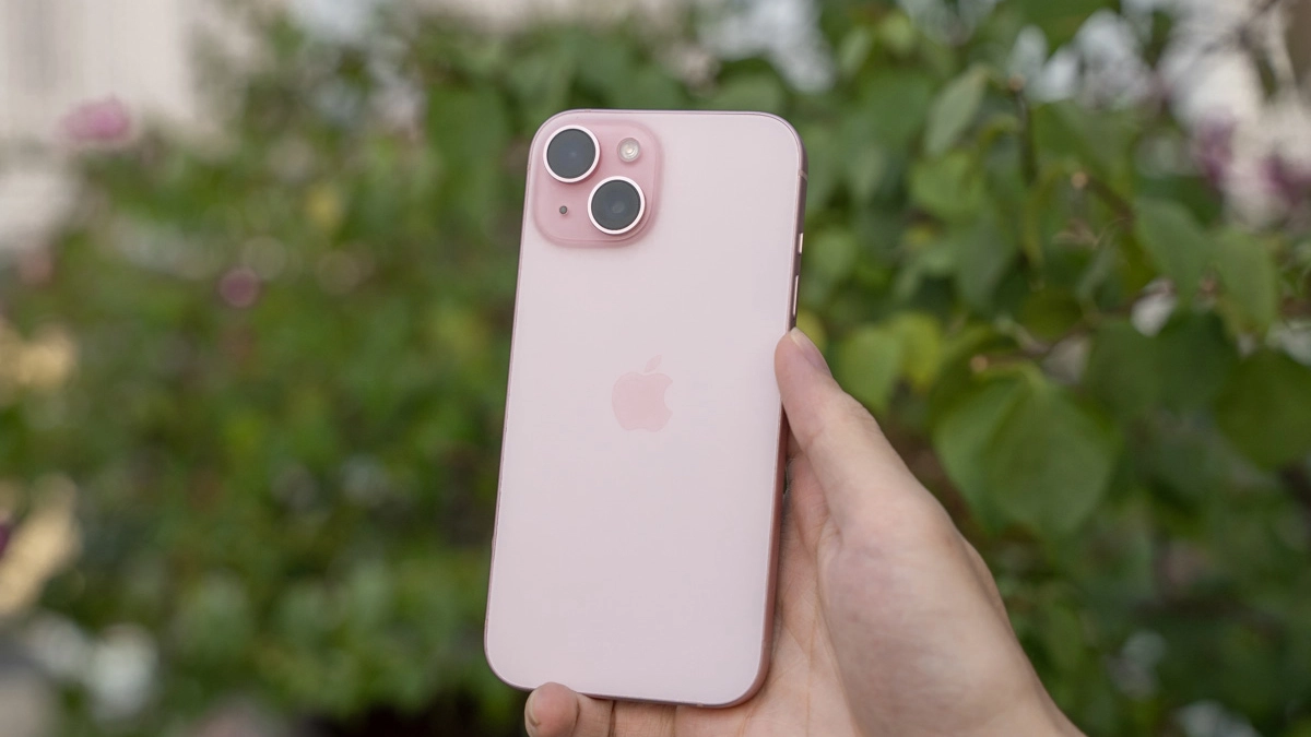Mặt lưng iPhone 15 thường