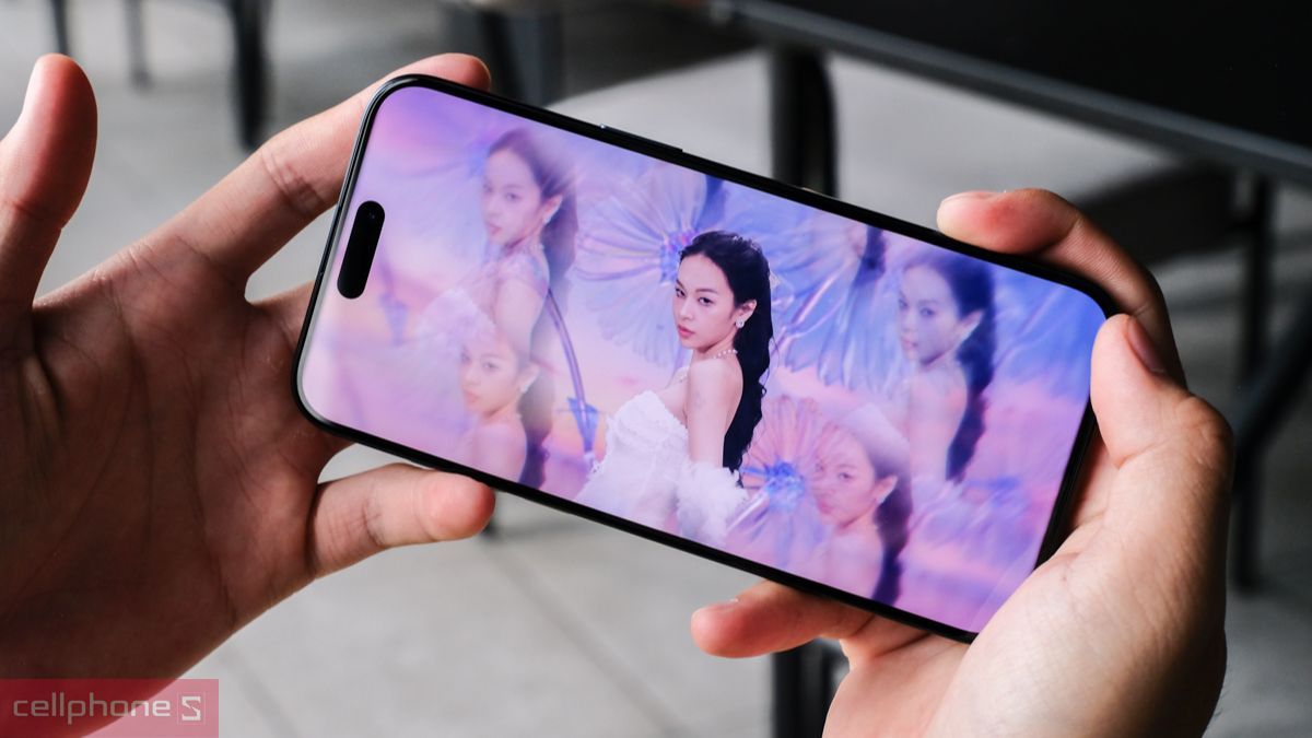 Super Retina XDR 6.7 inch OLED là tấm nền hiển thị trên iPhone 15 Pro Max