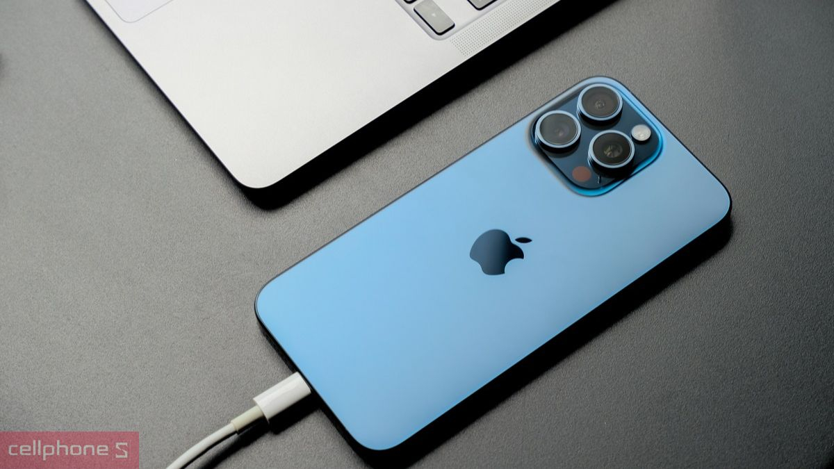 iPhone 15 Pro Max sử dụng cổng USB-C hoàn toàn mới truyền tải nhanh hơn
