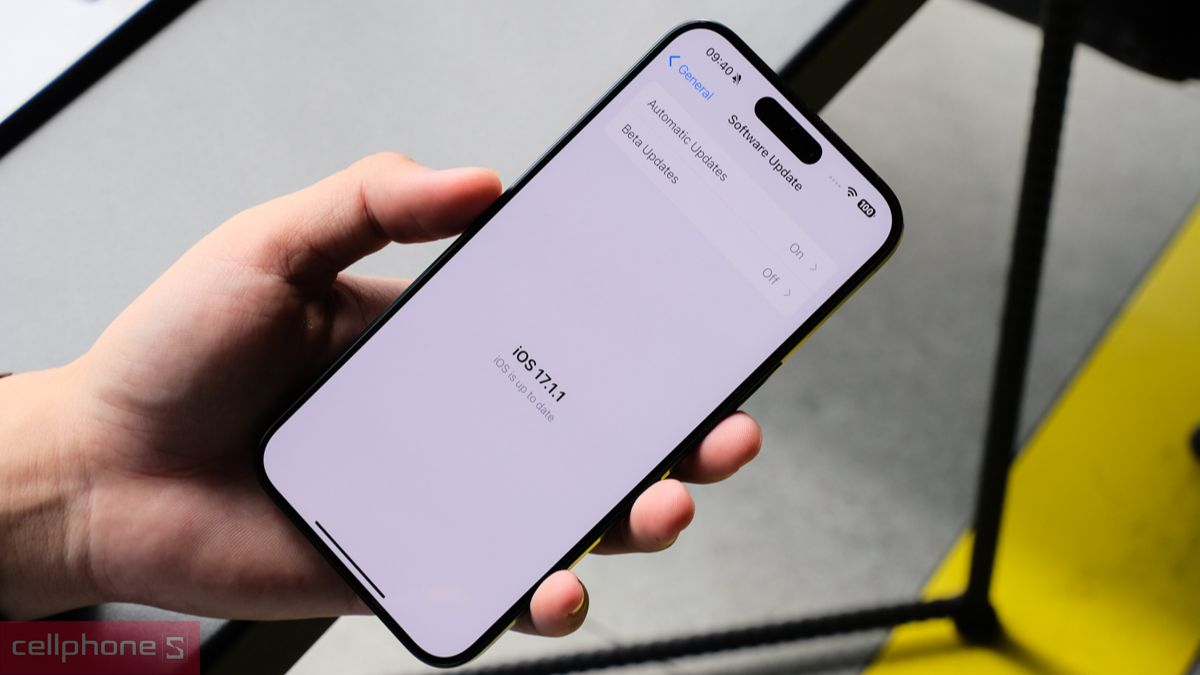 iPhone 15 Pro Max vận hành trên phiên bản iOS thế hệ thứ 17, đem lại nhiều nâng cấp lớn về bảo mật, hiệu suất