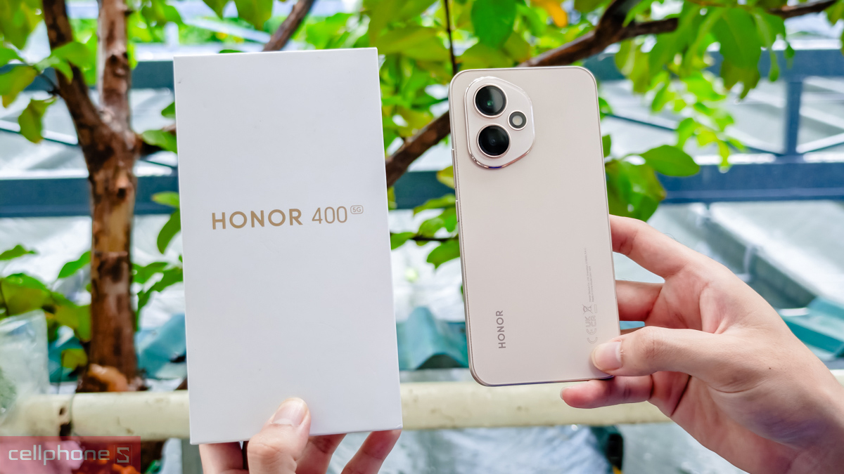 HONOR 400 đi kèm với bộ phụ kiện phong phú, giúp người dùng tiết kiệm đáng kể chi phí mua sắm thêm