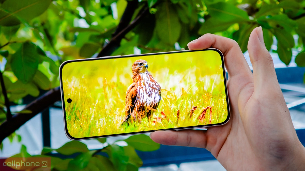 HONOR 400 có độ sáng cao 5000 nits đảm bảo nội dung không bị lóa hay mờ nhòe khi sử dụng ngoài trời