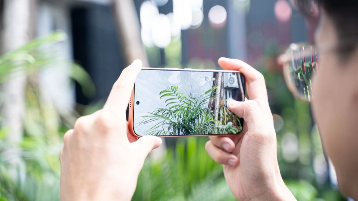 Cụm camera sau chứa cảm biến 200MP ấn tượng của điện thoại HONOR 600 màu cam