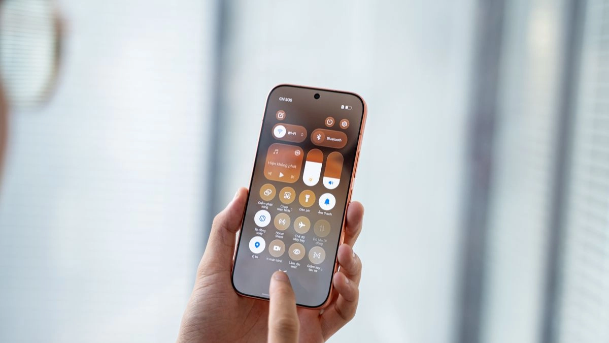 Thiết kế viền màn hình mỏng đều ở các cạnh của HONOR 600 mang lại trải nghiệm xem phim và giải trí vô cùng đã mắt