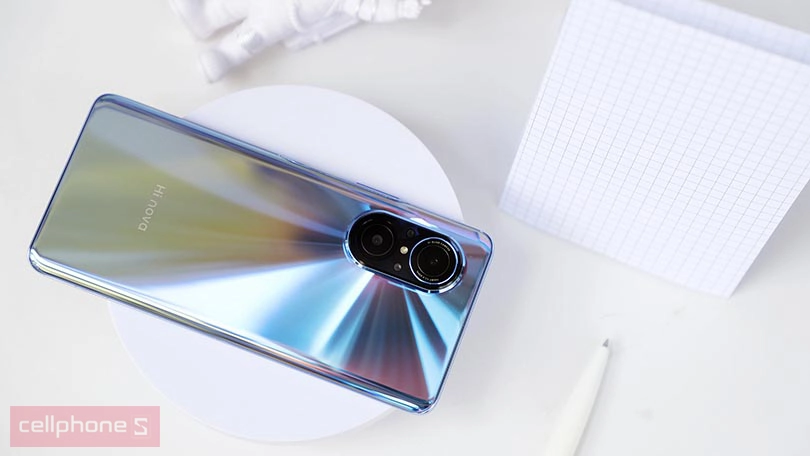 Thiết kế sang trọng, mặt lưng hiệu ứng ánh sáng