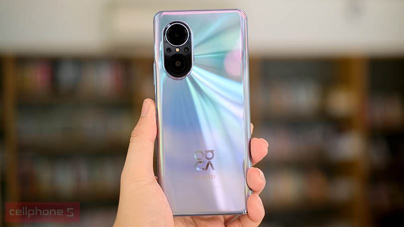 Thiết kế sang trọng, mặt lưng hiệu ứng ánh sáng