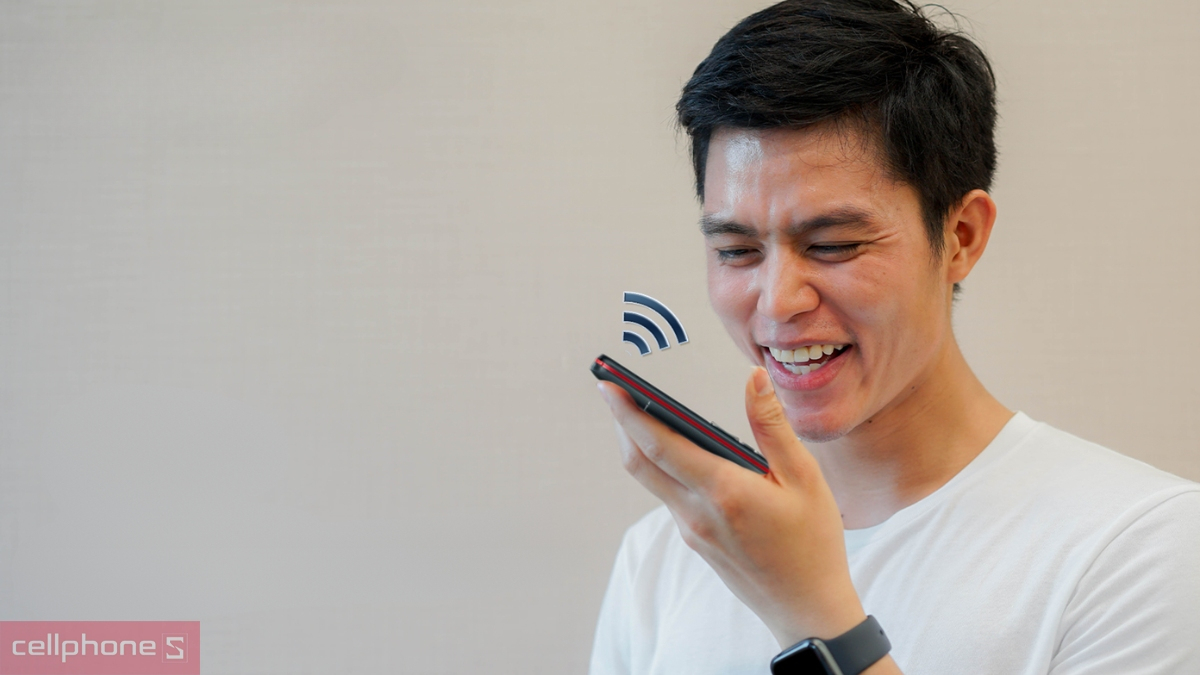 Điện thoại cơ bản, thiết kế gọn gàng, thuận tiện cầm nắm