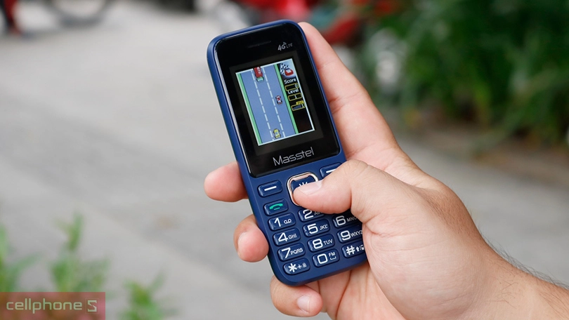 Masstel IZI 15 4G nghe gọi ổn định, pin siêu trâu