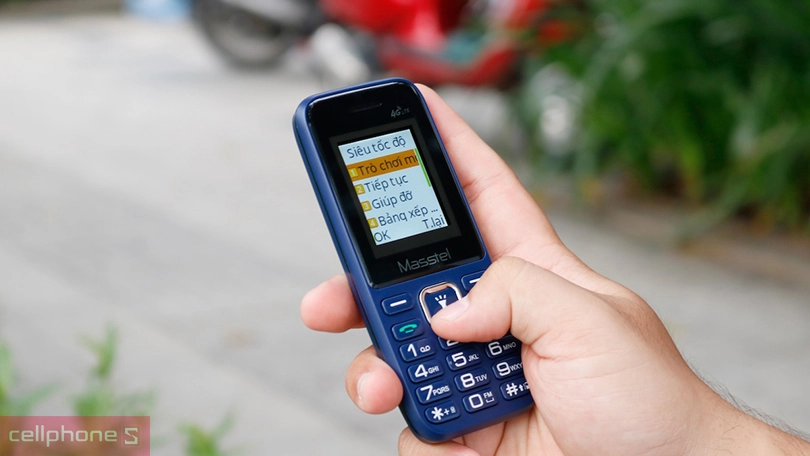 Masstel IZI 15 4G nghe gọi ổn định, pin siêu trâu