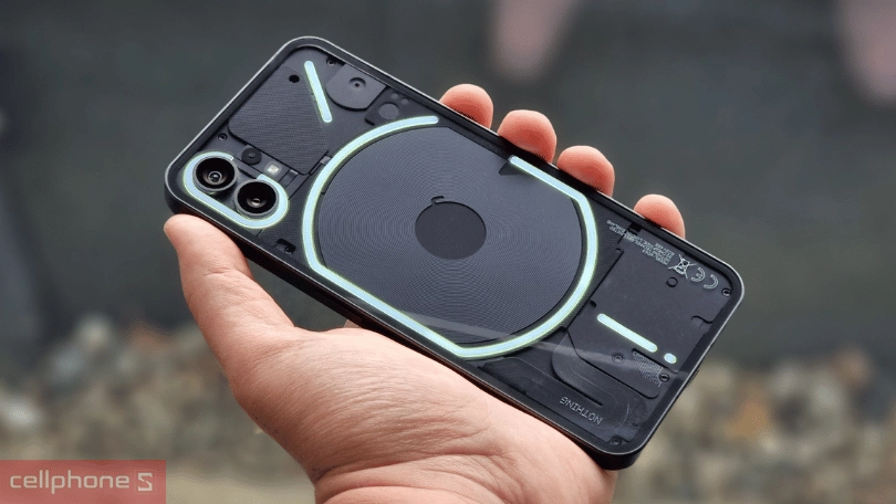 So sánh Nothing Phone với iPhone 12 về pin