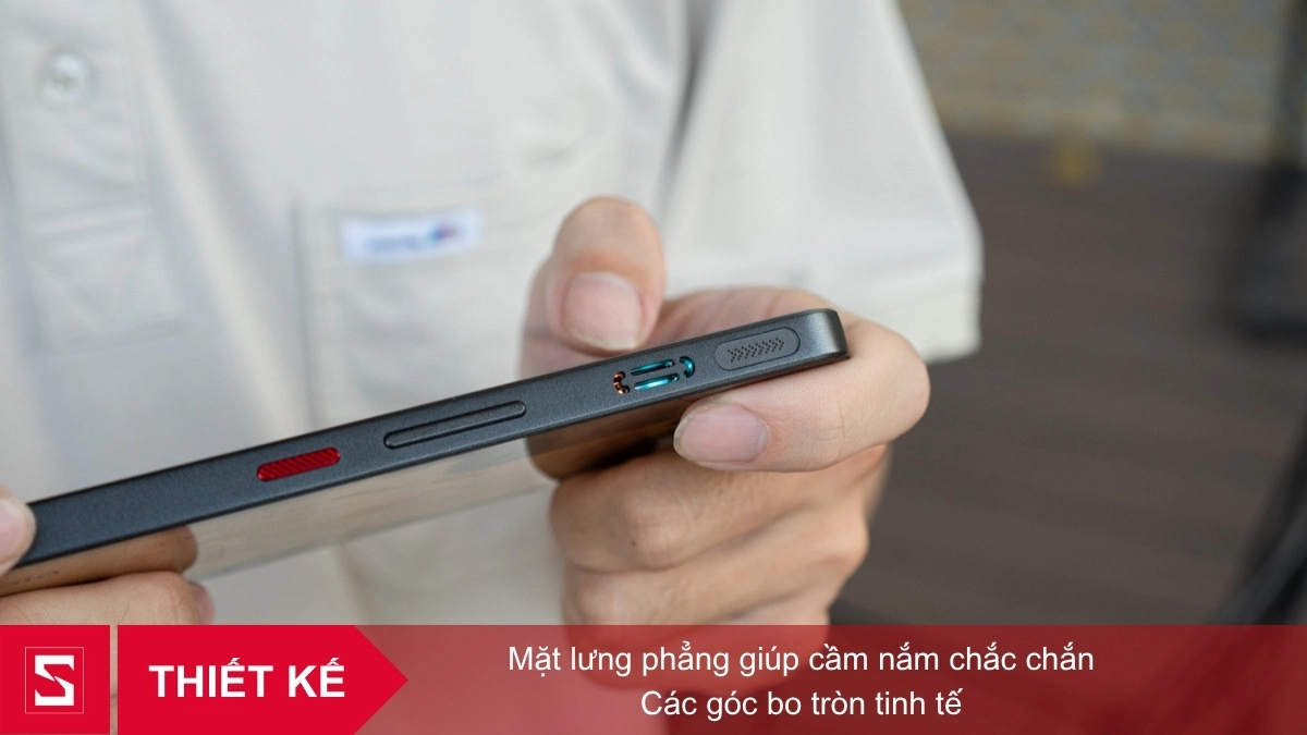 Thiết kế mặt lưng phẳng và ba màu cá tính
