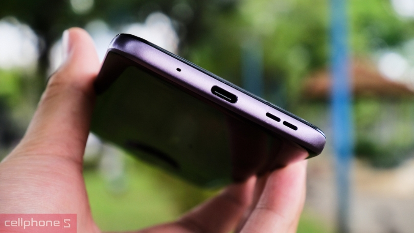 Dung lượng pin 4200mAh, công suất sạc 10W