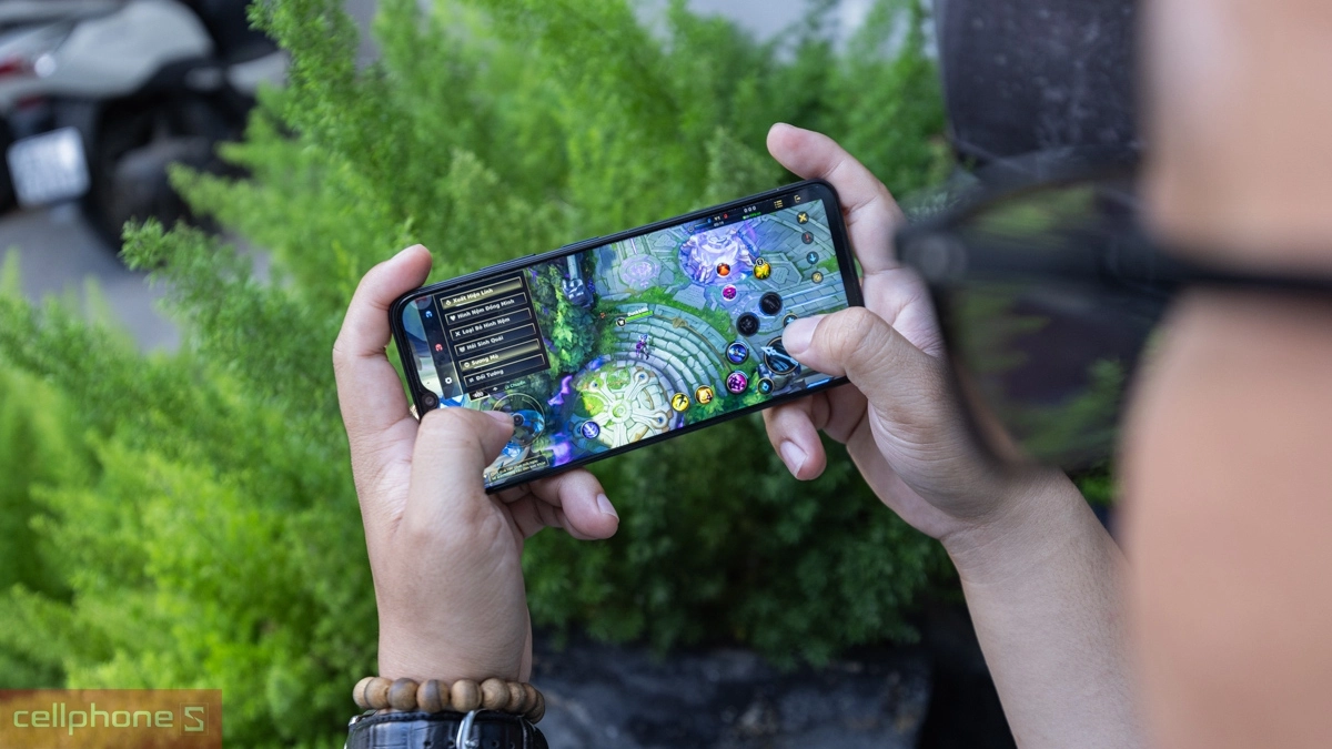 Trải nghiệm chơi game liên quân mượt mà ngoài trời trên màn hình điện thoại Nubia Neo