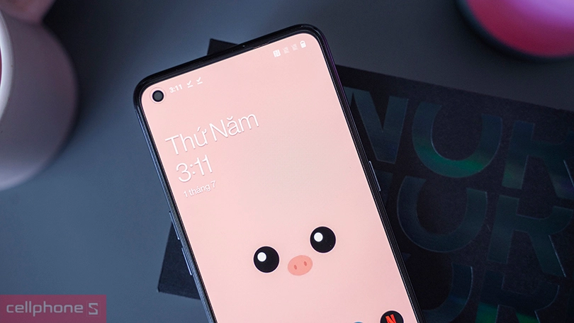 Thiết kế thời trang cùng màn hình Fluid AMOLED 90 Hz