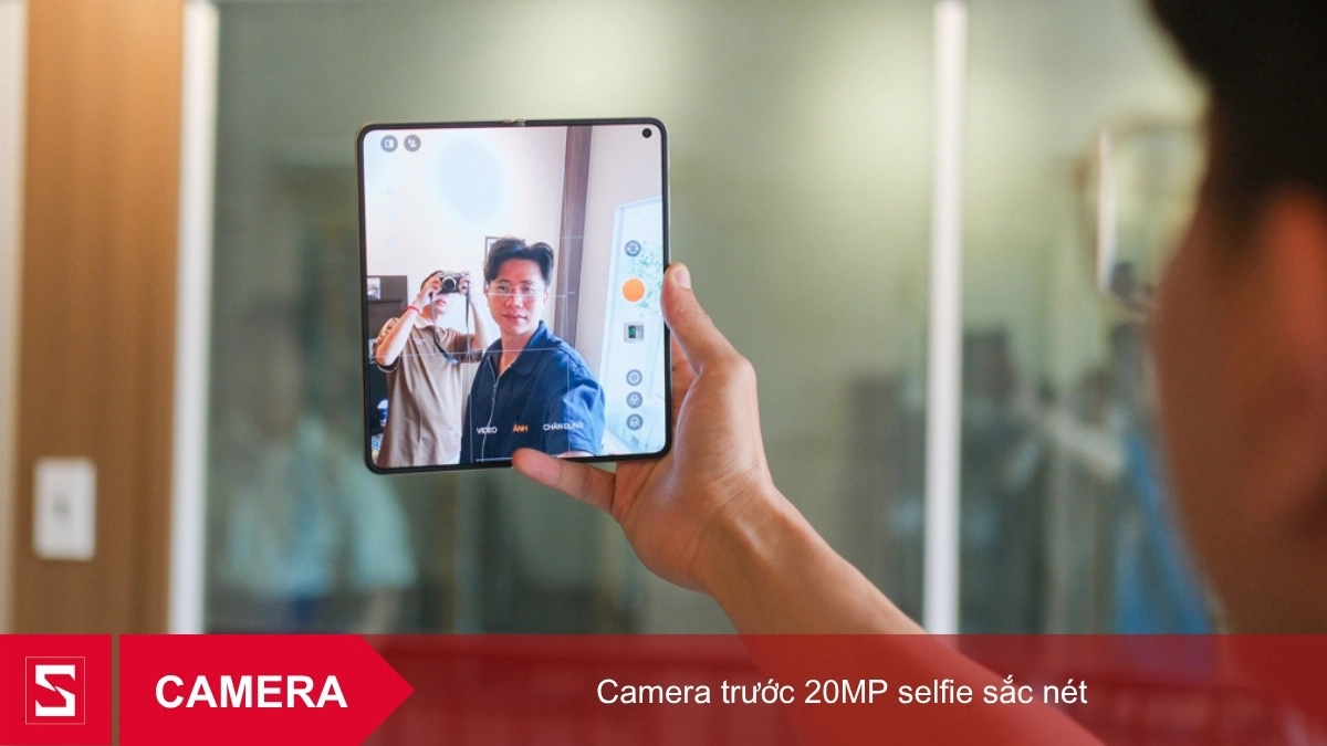 Chụp selfie nhóm bằng camera trước 20MP trên màn hình trong OPPO Find N6