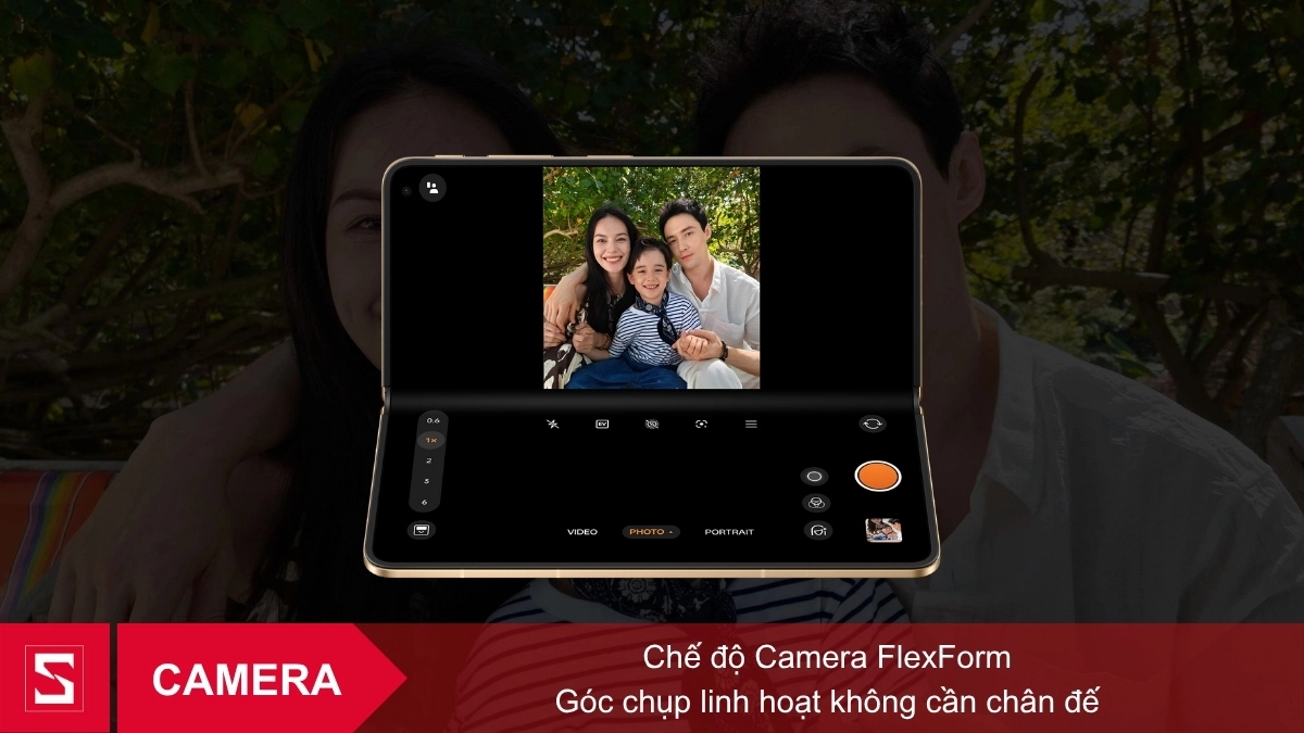 Chụp ảnh gia đình bằng chế độ FlexForm trên OPPO Find N6 mở gập không cần chân đế