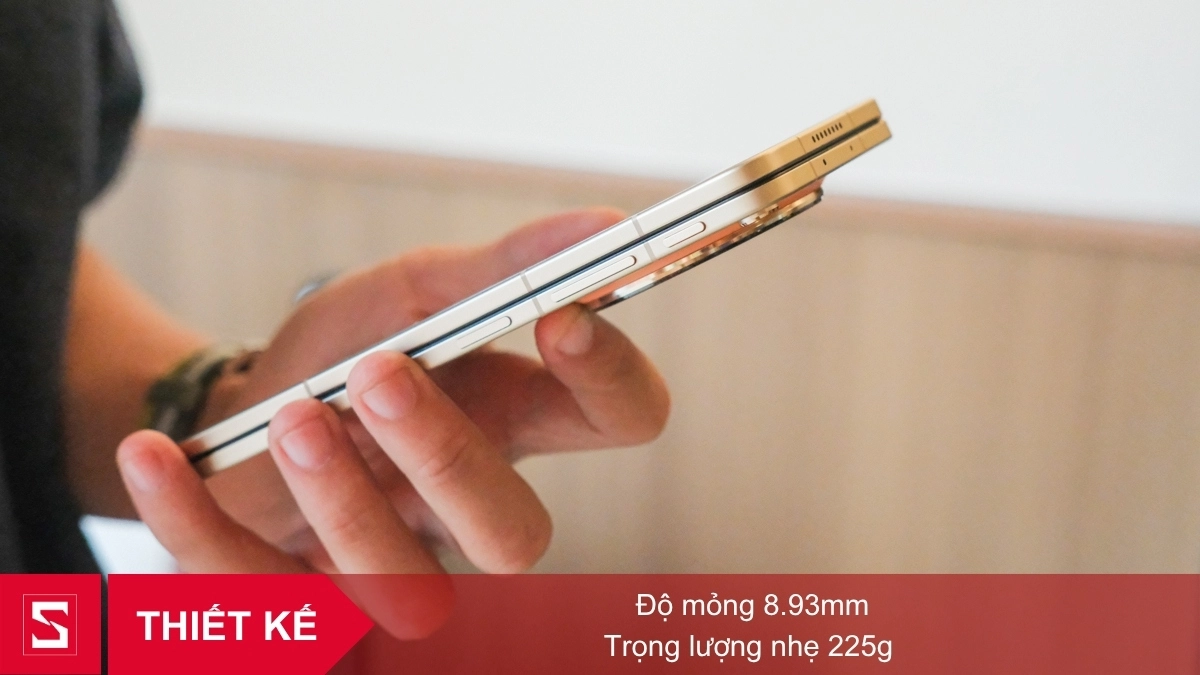 Cạnh bên mỏng của OPPO Find N6 gập lại trên tay người dùng