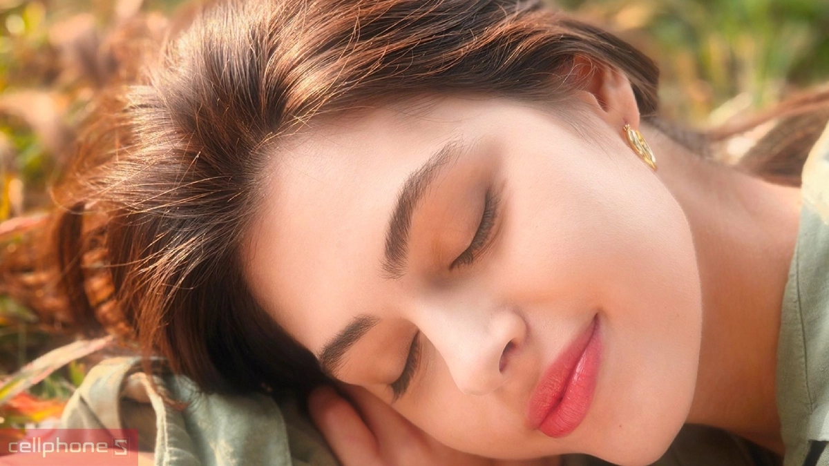 Ảnh chụp OPPO Find N5 cá nhân hoá bokeh mờ nền nghệ thuật, tôn lên chủ thể tự nhiên