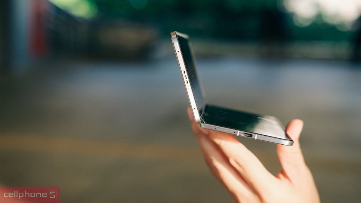 Bản lề uốn cong hợp kim Titan của OPPO Find N5 siêu mỏng, chắc chắn