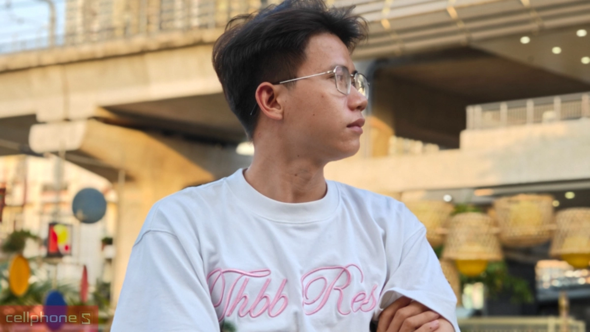 Ảnh chân dung thực tế chụp bằng camera OPPO Find N5 ngoài trời tái hiện màu sắc da tự nhiên