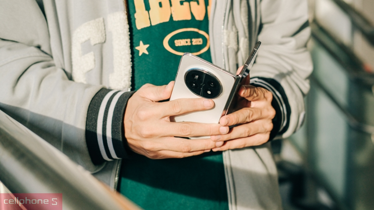 Trên tay OPPO Find N5 màu trắng với cụm camera Hasselblad nổi bật phía sau