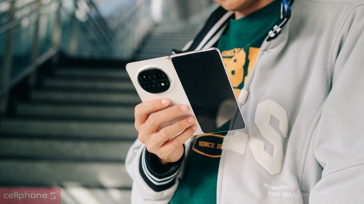 Màn hình ngoài OPPO Find N5 được bảo vệ bởi kính Nanocrystal siêu mỏng, độ bền vượt trội