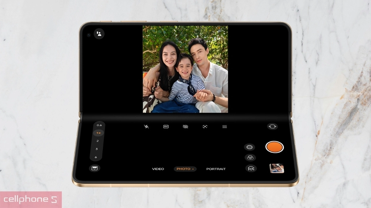 OPPO Find N6 tích hợp chế độ FlexForm, cho phép thiết lập góc chụp linh hoạt mà không cần chân đế