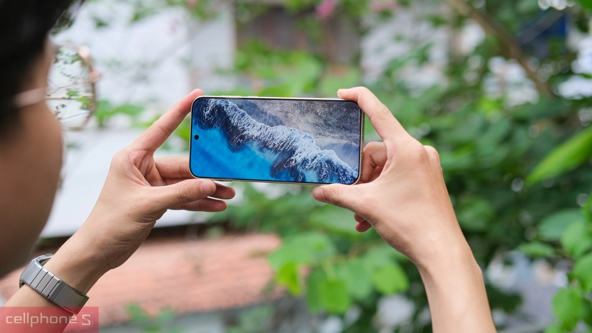 OPPO Find X sử dụng chip Snapdragon 8 Gen series hoặc MediaTek Dimensity 9000 giúp máy làm tốt các tác vụ phức tạp, tốn nhiều tài nguyên