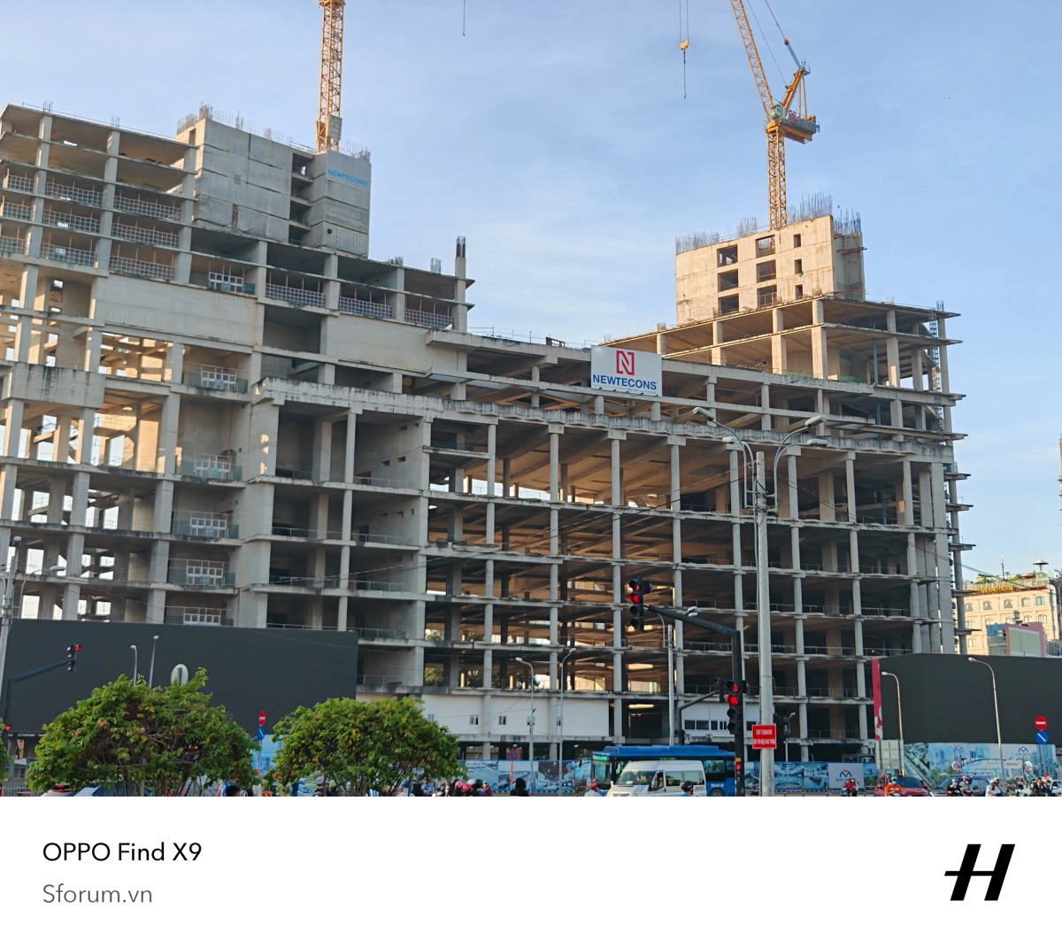 Ảnh chụp tòa nhà đang xây sắc nét của Camera OPPO Find X9 được zoom tối đa từ xa