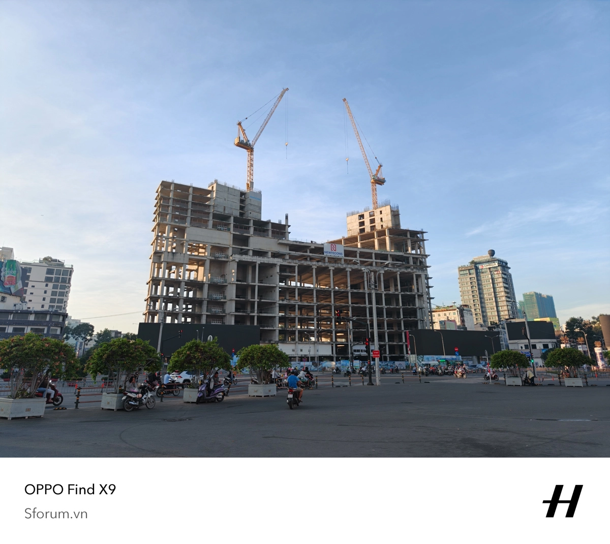 Ảnh chụp tòa nhà đang xây và khung cảnh xung quanh từ camera góc siêu rộng của Find X9