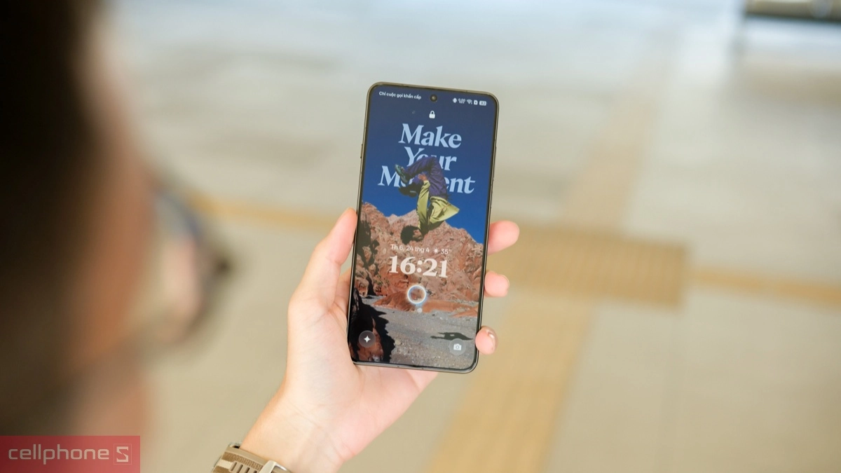 OPPO Find X9 Ultra với màn hình phía trước thiết kế tinh xảo