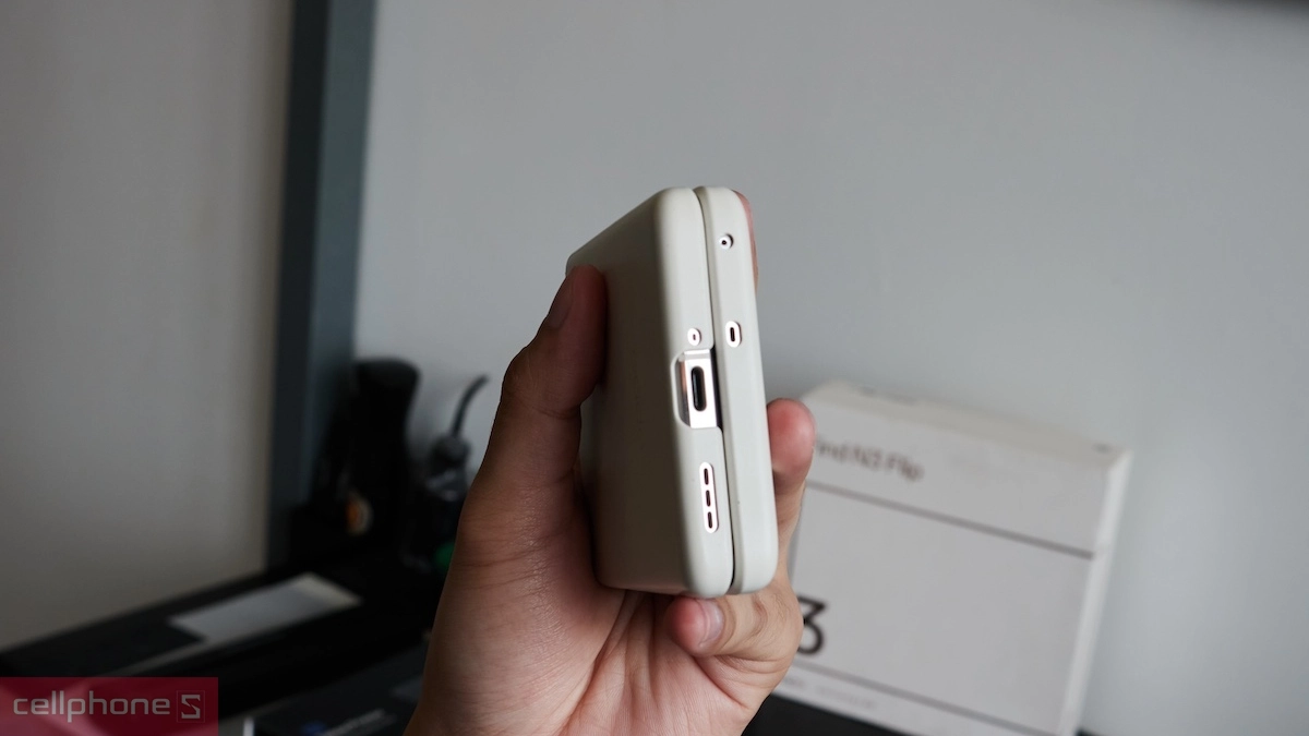 Thiết kế ốp lưng đi kèm dây đeo sành điệu