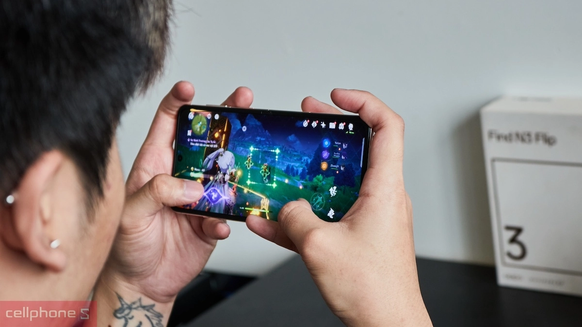 OPPO Find N3 Flip nổi bật với bản lề uốn tầng