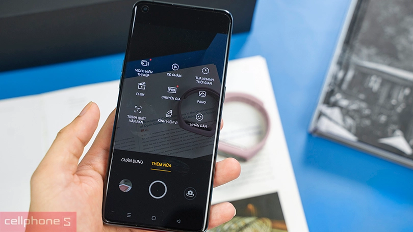 Cụm ba camera sau, cho phép chụp góc siêu rộng, camera selfie ẩn dưới màn hình