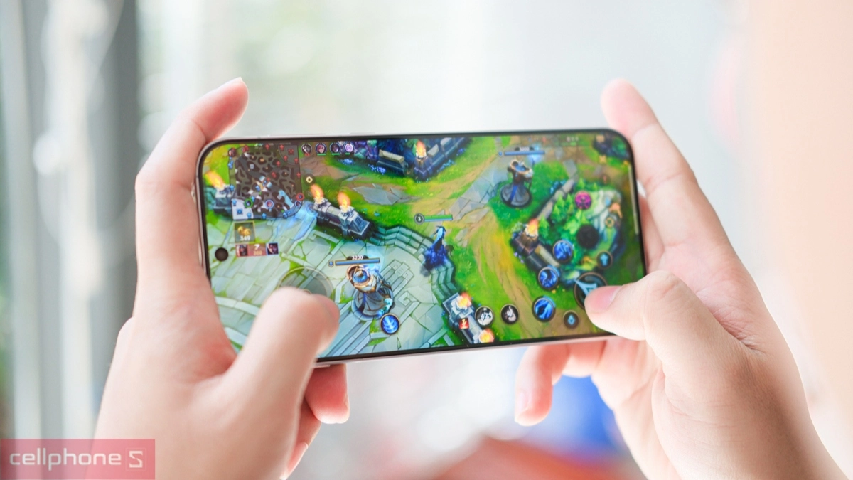 Người dùng chơi game trên điện thoại OPPO Find X8 với pin 5630mAh bền bỉ, sạc nhanh 80W và hoạt động mượt mà