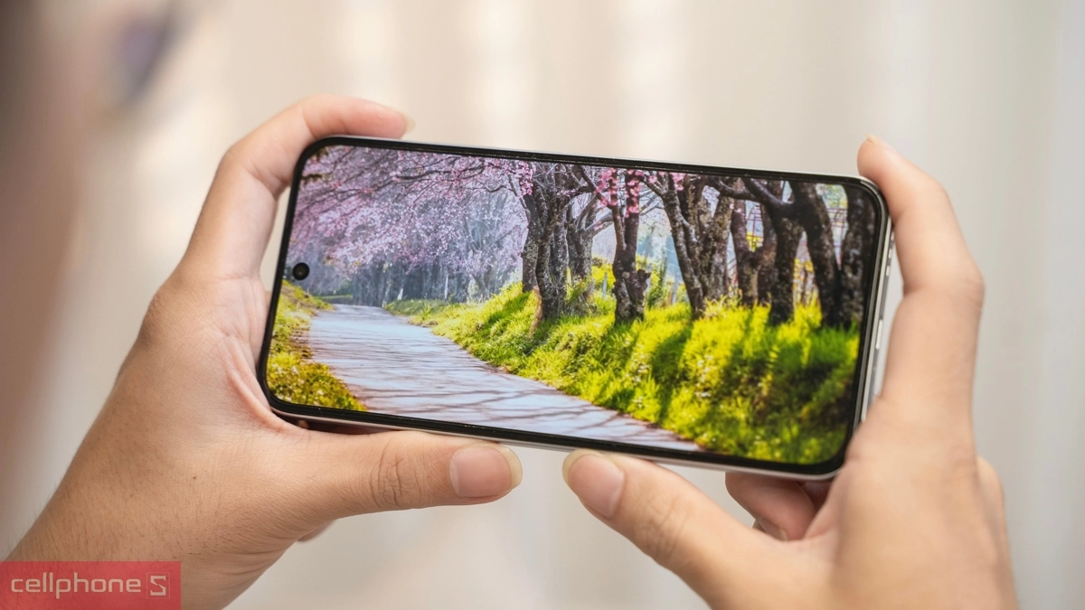 Điện thoại OPPO tầm trung cân bằng màn hình và sạc nhanh