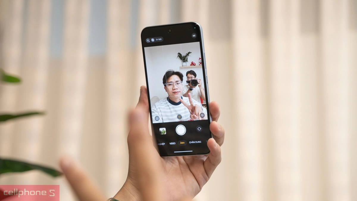Điện thoại OPPO A7 Pro có pin lớn và màn hình cong