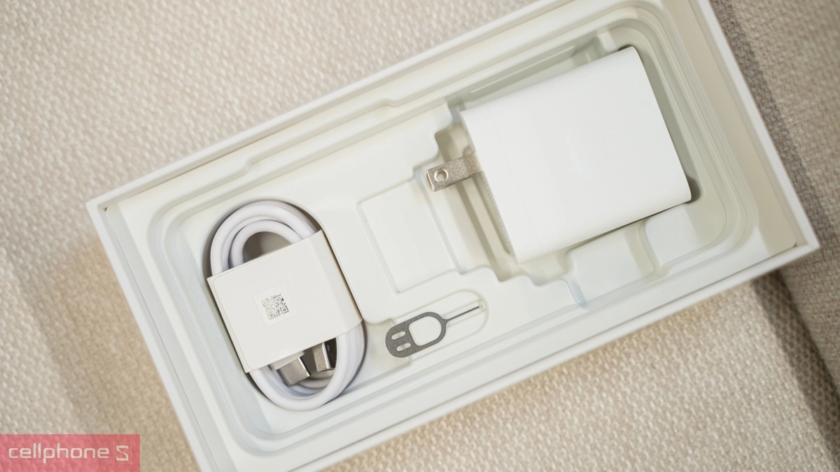 Điện thoại OPPO kết nối phụ kiện sạc nhanh và thiết bị không dây