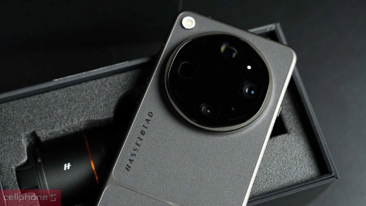 OPPO Find X9 Ultra sở hữu mặt lưng da sang trọng và khung viền kim loại chắc chắn