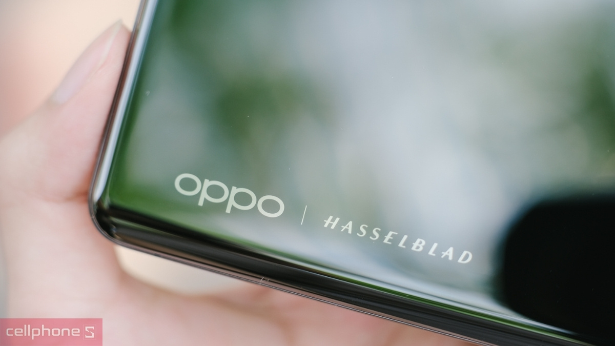 OPPO Find X5 Pro có khung viền kim loại bo cong nhẹ nhàng