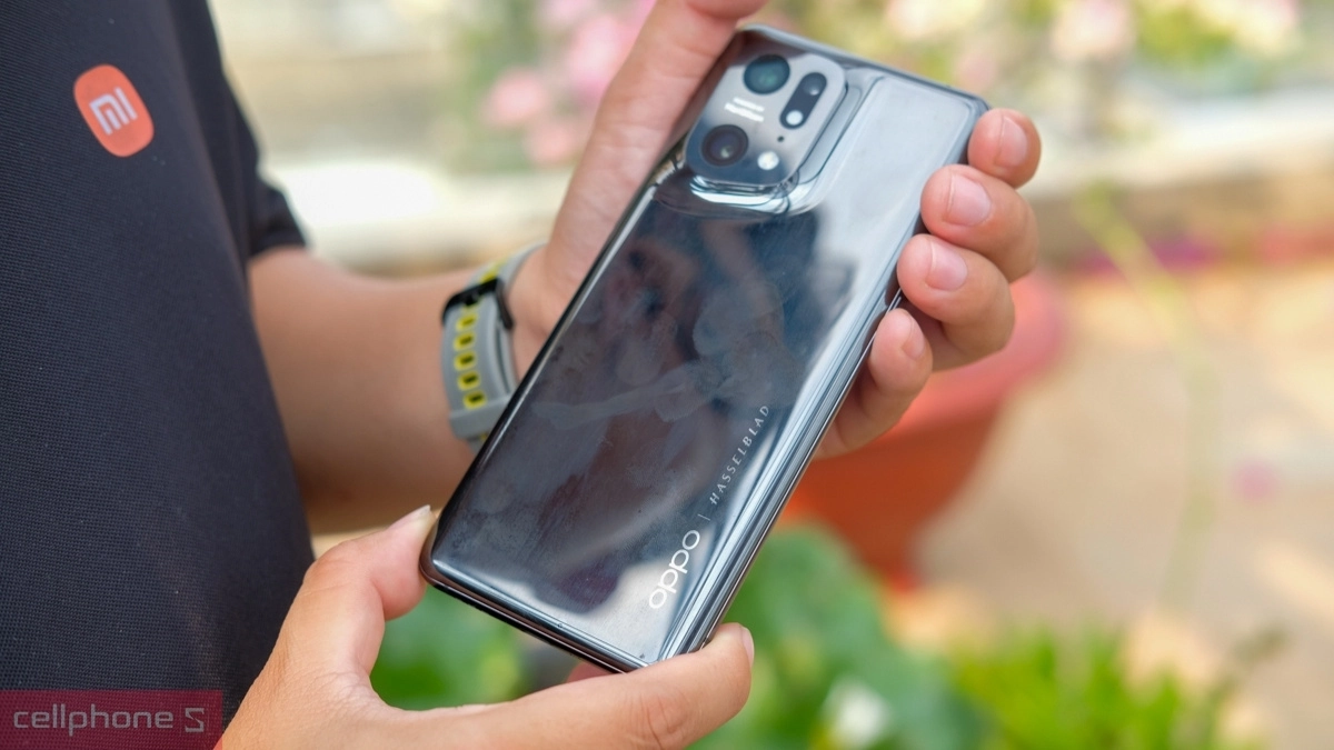 OPPO Find X5 Pro hỗ trợ sạc nhanh SuperVOOC 80W tiện lợi