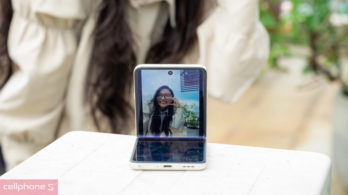 Công nghệ Màn hình & Bản lề trên điện thoại OPPO