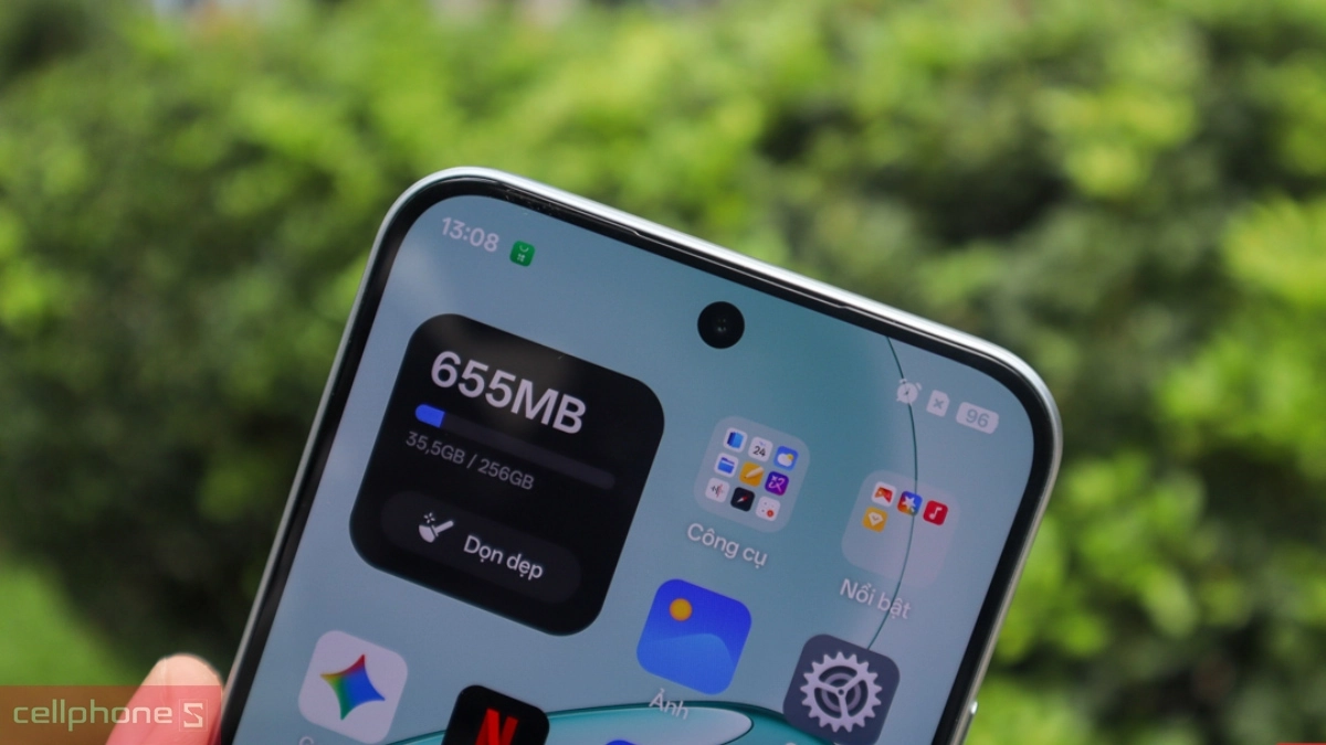 Camera trước OPPO A6 Pro tích hợp sẵn thuật toán làm đẹp tự nhiên