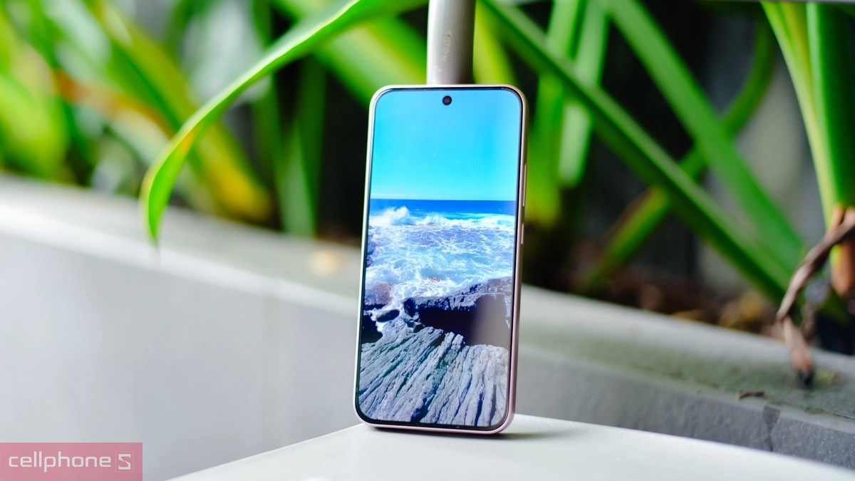Mặt trước OPPO A6 Pro sở hữu màn hình AMOLED 6.57 inch